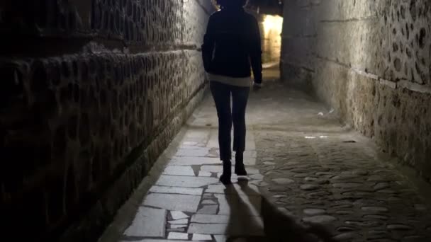Traking žena modelu chodící v temné uličce v noci, úzké špinavé rohu, ulici na starém městě