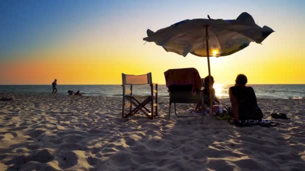 Silhuett Ledande Människor Njuter Stranden Sunset Luxury Beach Durres Albanien — Stockvideo