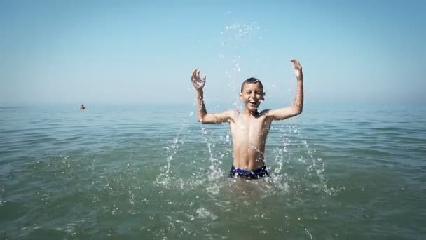 Menino Feliz Salpicando Água Azul Turquesa Mar Resort Tropical Praia — Vídeo de Stock