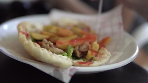 Kip Döner Diner Sandwich Sjaal Plaat Filmische Handheld Schot — Stockvideo