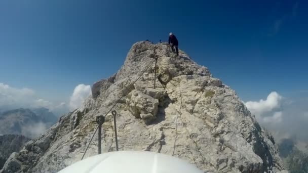 Alpinista Pov Cámara Montada Casco Expedición Escalada Cima Montaña Más — Vídeo de stock