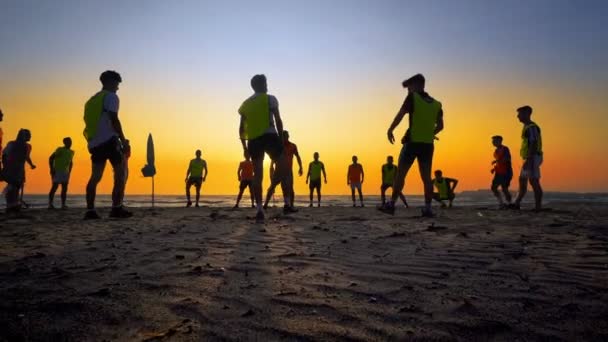 Treinamento Equipe Futebol Meninos Praia Pôr Sol Tiro Steadicam Cinematográfico — Vídeo de Stock