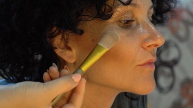 Makyaj fırça ile esmer kadın güzel surat makyaj sanatçısı