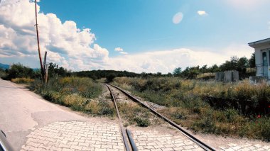 POV araba çapraz demiryolu hemzemin geçit de parça