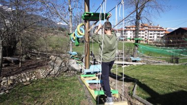 kablo rota, aşırı spor macera Park'ta geçen genç çocuk