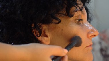 Makyaj fırça ile esmer kadın güzel surat makyaj sanatçısı