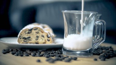 Amerikan çerezler çikolata kek ile ahşap masa üzerinde beyaz kahve dökme. Sinematik dof konseptiyle kahvaltı