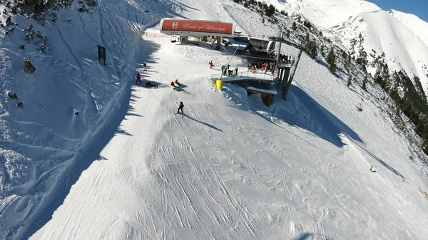 Ski Lift Seats Going Mountain View People Ski Snowboard Slope — Stock Photo, Image