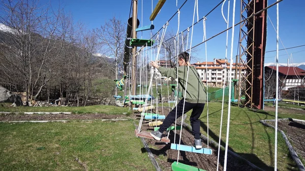 Felice Ragazzo Della Scuola Godendo Attività Parco Avventura Arrampicata Una — Foto Stock