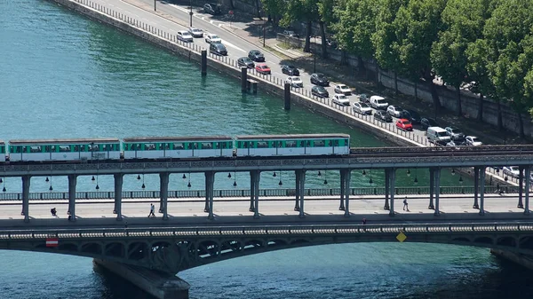 セーヌ川に架かる Bir Hakeim 橋のパリの地下鉄列車の空中写真 — ストック写真