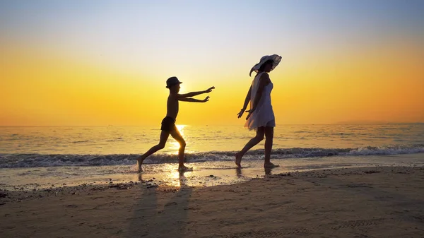 Família Férias Verão Mãe Vestido Branco Filho Vestindo Chapéu Andar — Fotografia de Stock