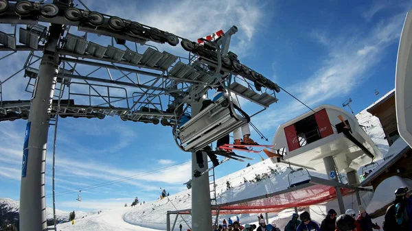 Bansko Bułgaria Circa Jan 2018 Narciarz Snowboardzista Jazda Górę Góry — Zdjęcie stockowe