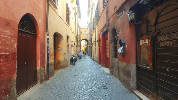 Pov Прогуливаясь Старинным Улицам Переулкам Рима Италия — стоковое фото
