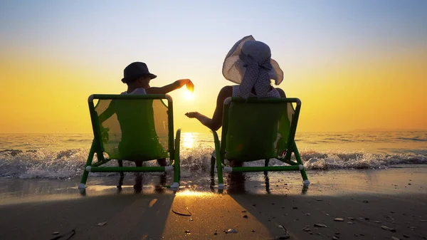 Mãe Filho Brincam Com Areia Sentados Cadeiras Praia Contra Pôr — Fotografia de Stock