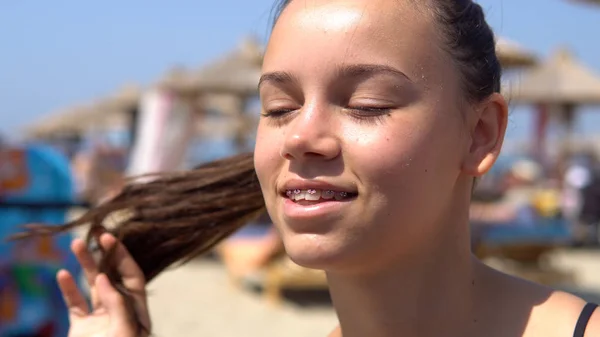 Szép Boldog Tini Lány Mosolyogva Kamera Strandon Nyaralás Alatt Fogak — Stock Fotó