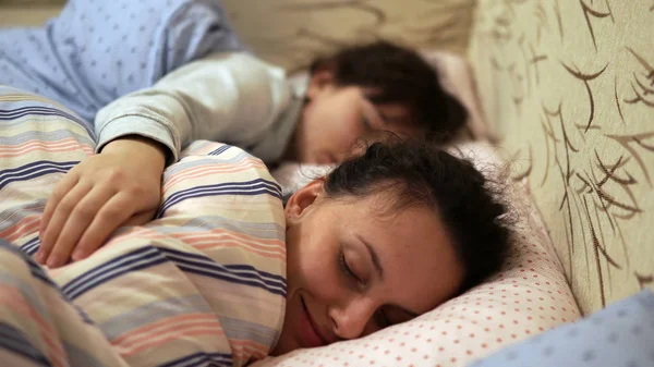 Дві Сестри Грають Ліжку Посміхаючись Вечірка Піжами — стокове фото