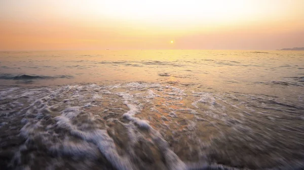 Θάλασσα Κύματα Που Σκάνε Στην Παραλία Στο Ζωντανό Ηλιοβασίλεμα Στο — Φωτογραφία Αρχείου