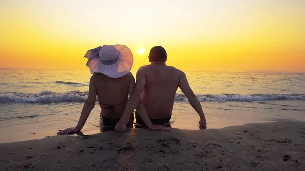 Casal Romântico Lua Mel Sentado Pôr Sol Praia Trocar Emoções — Fotografia de Stock