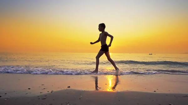 Chłopiec Sport Uruchomiona Plaży Przed Zachód Słońca Tle — Zdjęcie stockowe