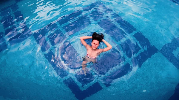 直接在快乐的女性游泳池上方 — 图库照片
