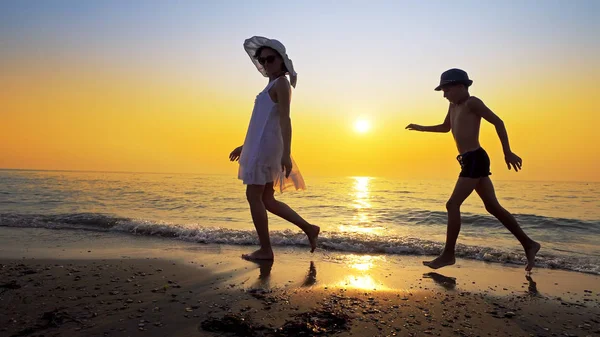 Família Férias Verão Mãe Vestido Branco Filho Vestindo Chapéu Andar — Fotografia de Stock