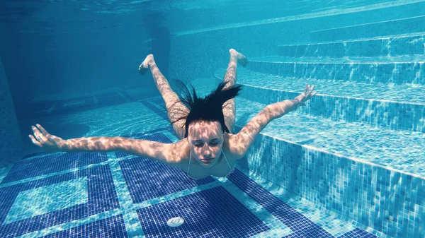 Engraçado Adolescente Menina Vai Debaixo Água Fazendo Caretas Rosto Bolhas — Fotografia de Stock
