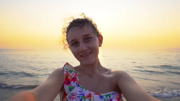 Krásná Teen Bikinách Dělá Legrační Selfie Grimasy Letním Západem Slunce — Stock fotografie