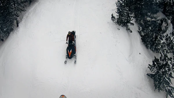 Vista Aérea Snowboarders Feridos Trenó Motor Primeiros Socorros Snowmobile Dirigindo — Fotografia de Stock