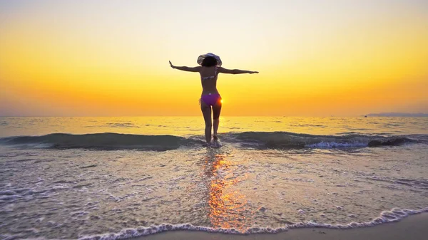 Sexy Teenager Bikini Und Hut Gehen Bei Sonnenuntergang Aus Dem — Stockfoto