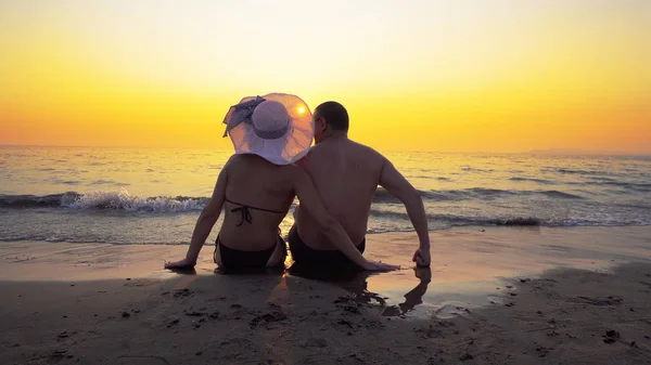 Романтична Пара Медовий Місяць Сидить Заході Сонця Пляжі Обмінюється Емоціями — стокове фото