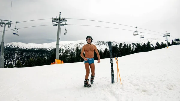 Hombre usando gafas de esquí durante las vacaciones en invierno