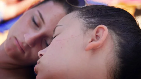 Primer Plano Dos Adolescentes Duermen Playa Ojos Abiertos Sonrisa Cámara —  Fotos de Stock