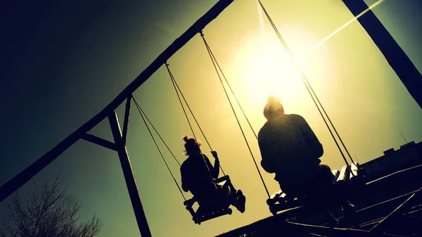 Silhouette Une Jeune Fille Heureuse Sur Une Balançoire Balançant Lever — Photo