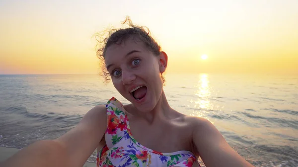 Selfie Mladé Teen Drží Fotoaparát Zapínání Pláži Při Západu Slunce — Stock fotografie