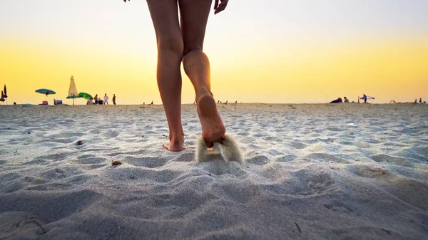 Ženské Nohy Turistické Tramp Chůze Naboso Písku Pobřeží Při Západu — Stock fotografie