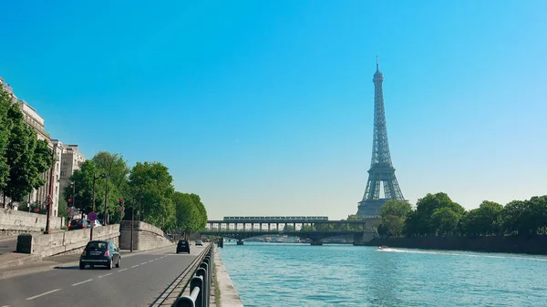 2017 フランス パリ交通朝 Bir Hakeim 金属ブリッジのエッフェル塔と地下鉄の列車の表示 — ストック写真