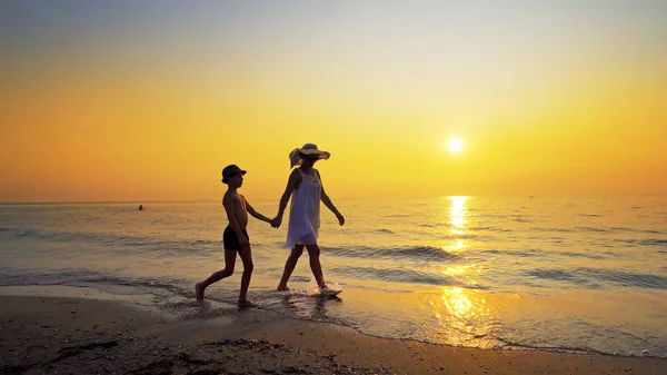 Happy Family Walk Sea Coast Spraw Water Kicking Waves Sunset — Stock Photo, Image