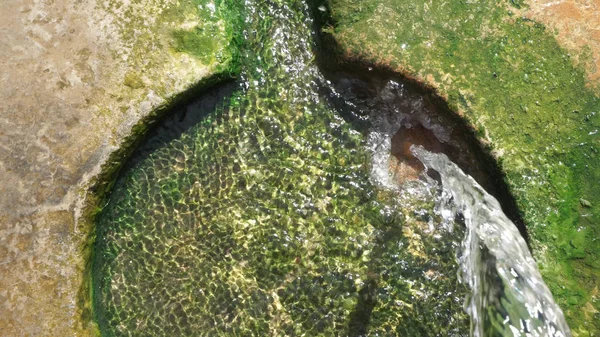 Поток Воды Естественный Родник Плавает Трубы Сельской Местности — стоковое фото