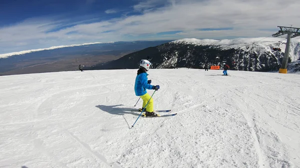 子供たちは 高山の学校でレッスンをスキーします 雪の中でのレース小さなスキーヤー — ストック写真