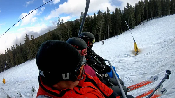 Bansko Bulgaristan Şubat 2018 Yaklaşık Kayakçı Kayak Üzerinde Oturan Asansör — Stok fotoğraf