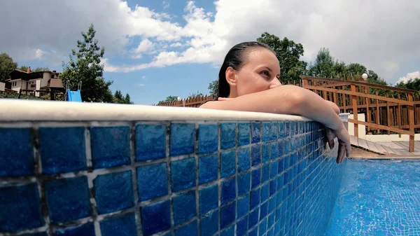 Krásné Dospívající Brunetka Opalování Okraji Bazén Luxusní — Stock fotografie