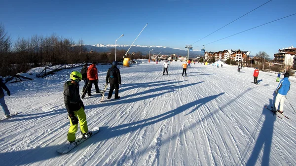 Bansko Bulgária Körülbelül Február 2018 Tömeg Emberek Sípályán Előtt Naplemente — Stock Fotó