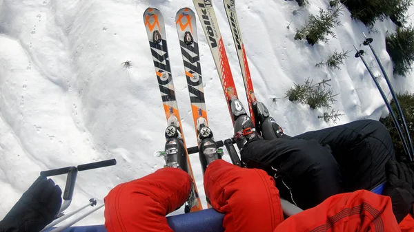 Bansko Bulgaria Circa Feb 2018 Acercamiento Esquiadores Snowboarders Telesilla Por —  Fotos de Stock