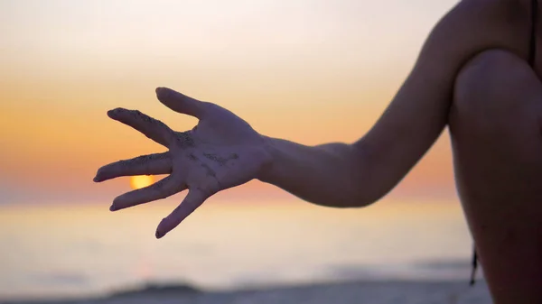 Silhouette Hand Releasing Dropping Sand Sand Flowing Hands Orange Ocean — Stock Photo, Image