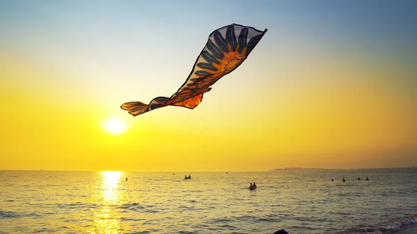 Drachenspielzeug Fliegen Gegen Den Sonnenuntergang — Stockfoto