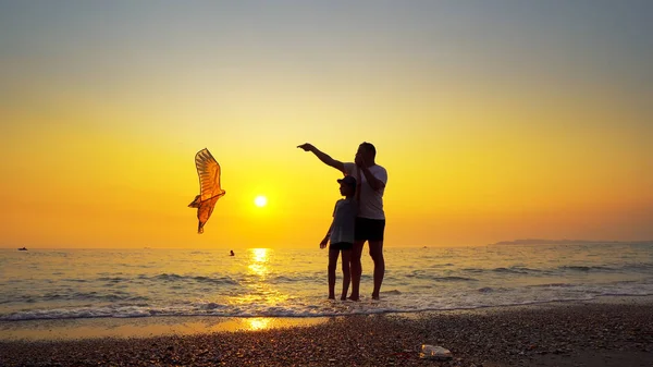 Diversão Família Nas Férias Verão Pai Sol Voam Pipa Colorida — Fotografia de Stock