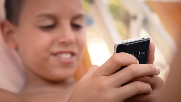 Boy Hrát Hru Smartphone Během Letních Prázdnin Sedět Stínu — Stock fotografie