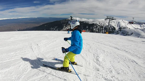 Criança Esquiando Pista Montanha — Fotografia de Stock