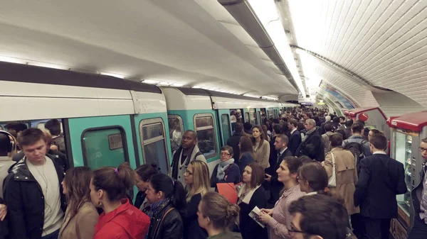Париж Франція Травня 2017 Паризьке Метро Потяг Прибуває Станції Натовп — стокове фото