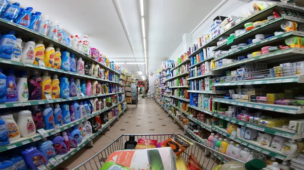 Skopje, Makedonya - Mar, 2018 yaklaşık: erkekler alışveriş bastırıyor trolley kavramı alışveriş bir hava ile şişirilen balonlar, seçtiğiniz bir kadını takip süpermarket koridorlarda